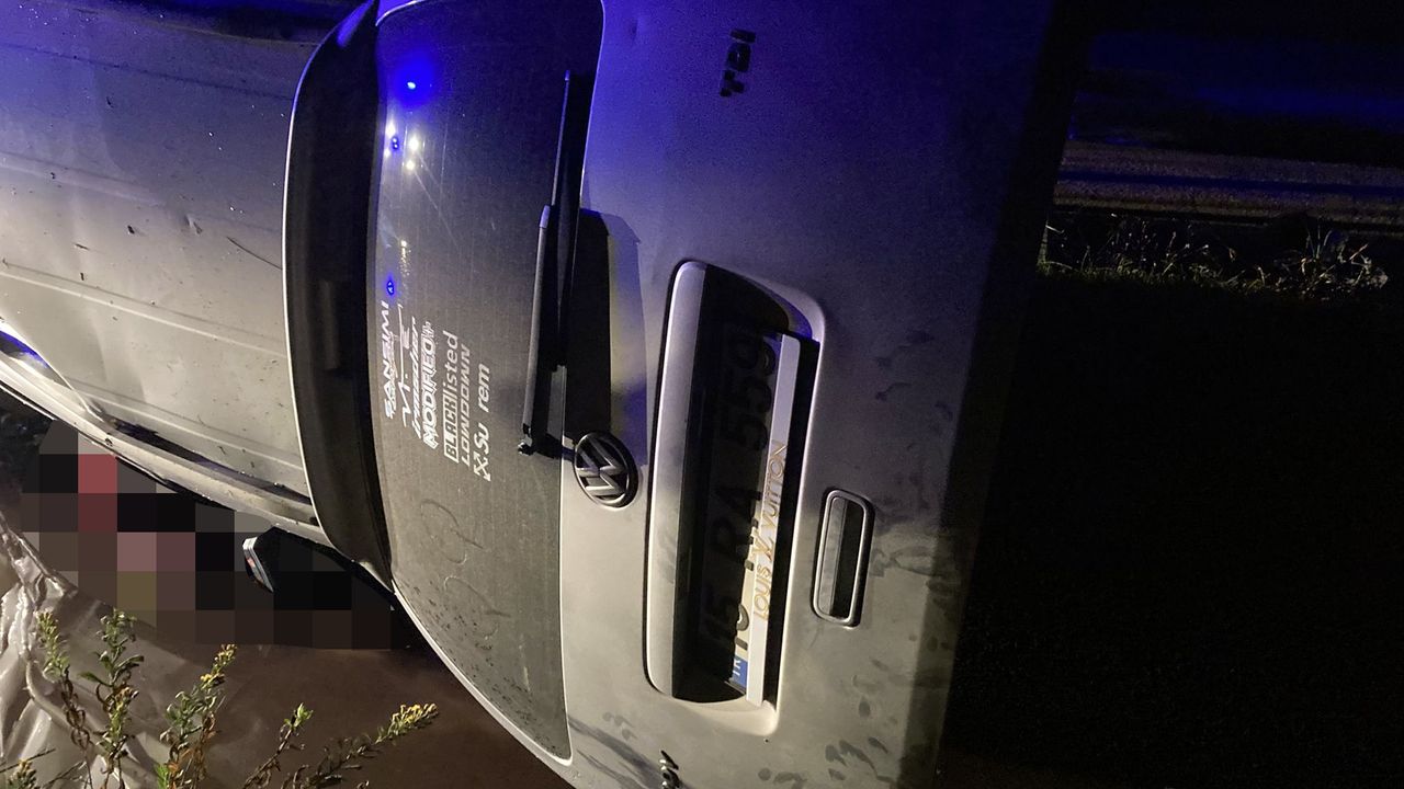 Burdur'da şarampole devrilen hafif ticari aracın sürücüsü öldü