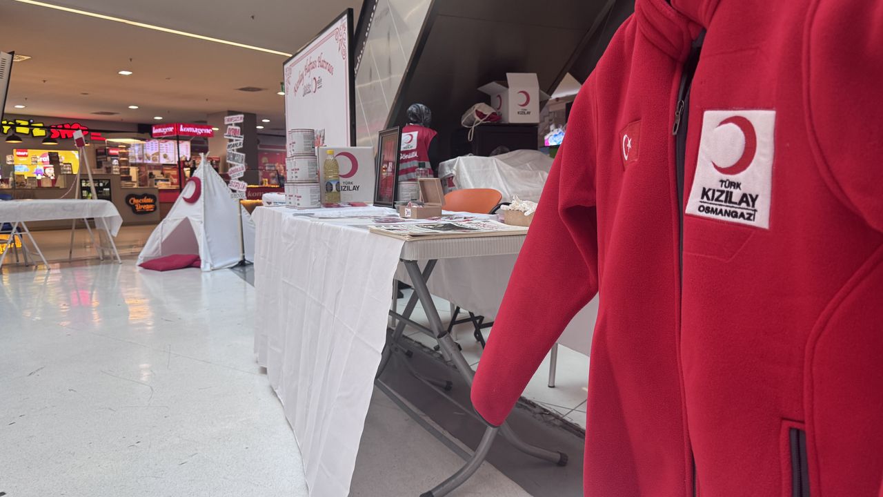 Bursa'da kurulan Kızılay Haftası Sokağı'nda çocuklara iyilik ve dayanışma öğretiliyor