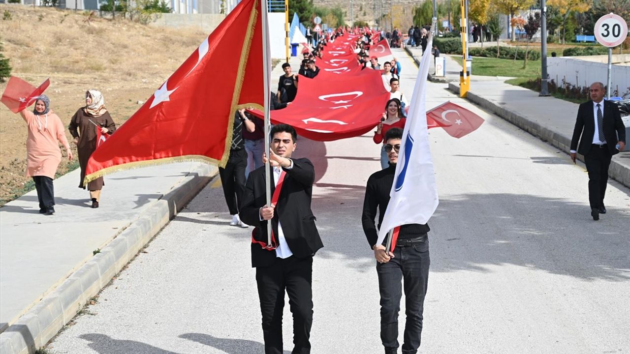 Çankırı Karatekin Üniversitesinde Cumhuriyet'in kuruluşunun 102. yılı 102 metrelik Türk bayrağı ile kutlandı