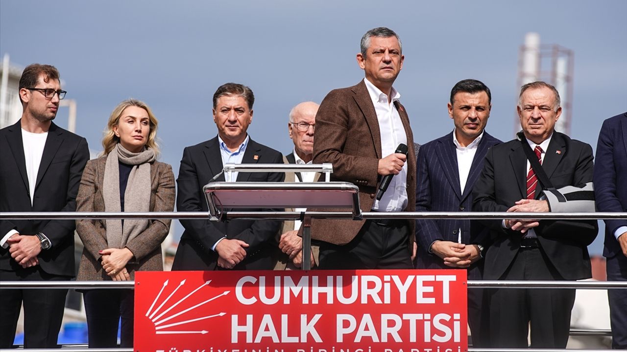 CHP Genel Başkanı Özel, İmamoğlu'na destek için gittiği İstanbul Adliyesi önünde konuştu: