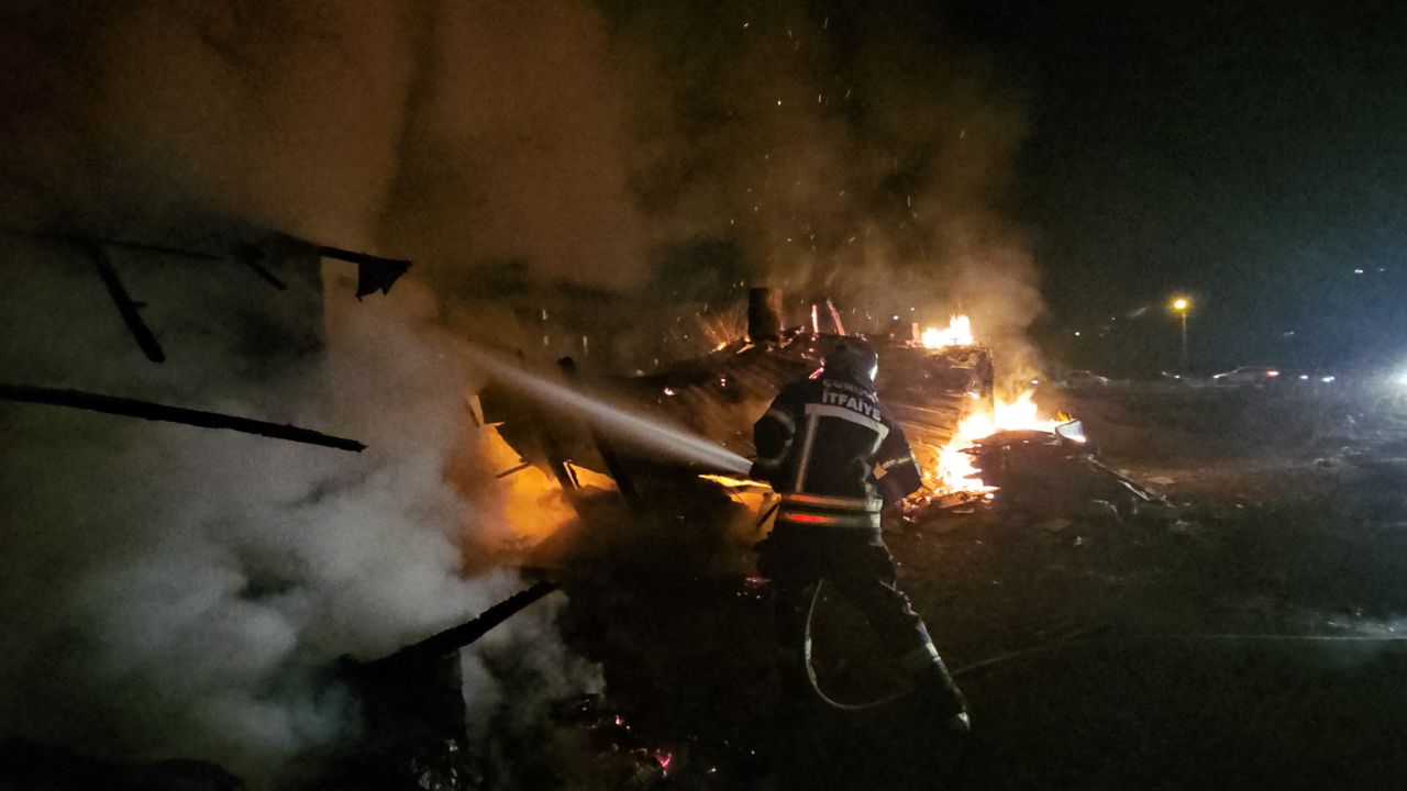 Çorum'da çıkan ev yangınında 7 kişi dumandan etkilendi