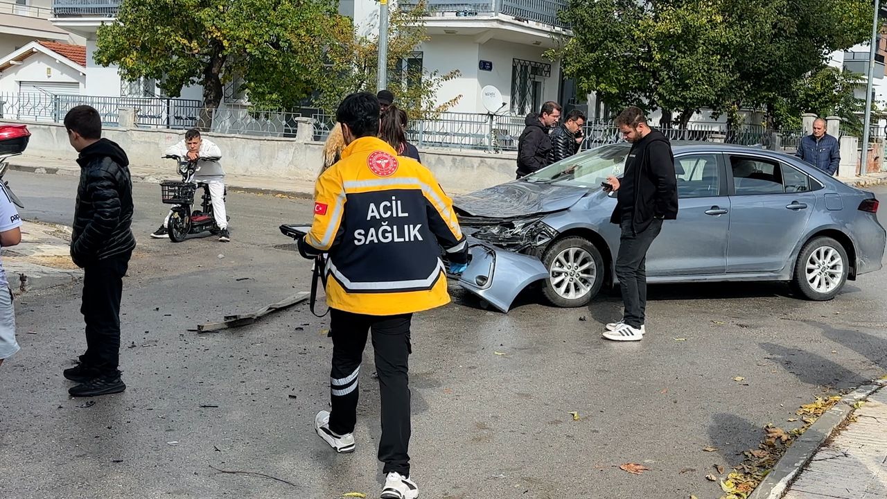 Çorum'da otomobil ile kamyonet çarpıştı, 5 kişi yaralandı