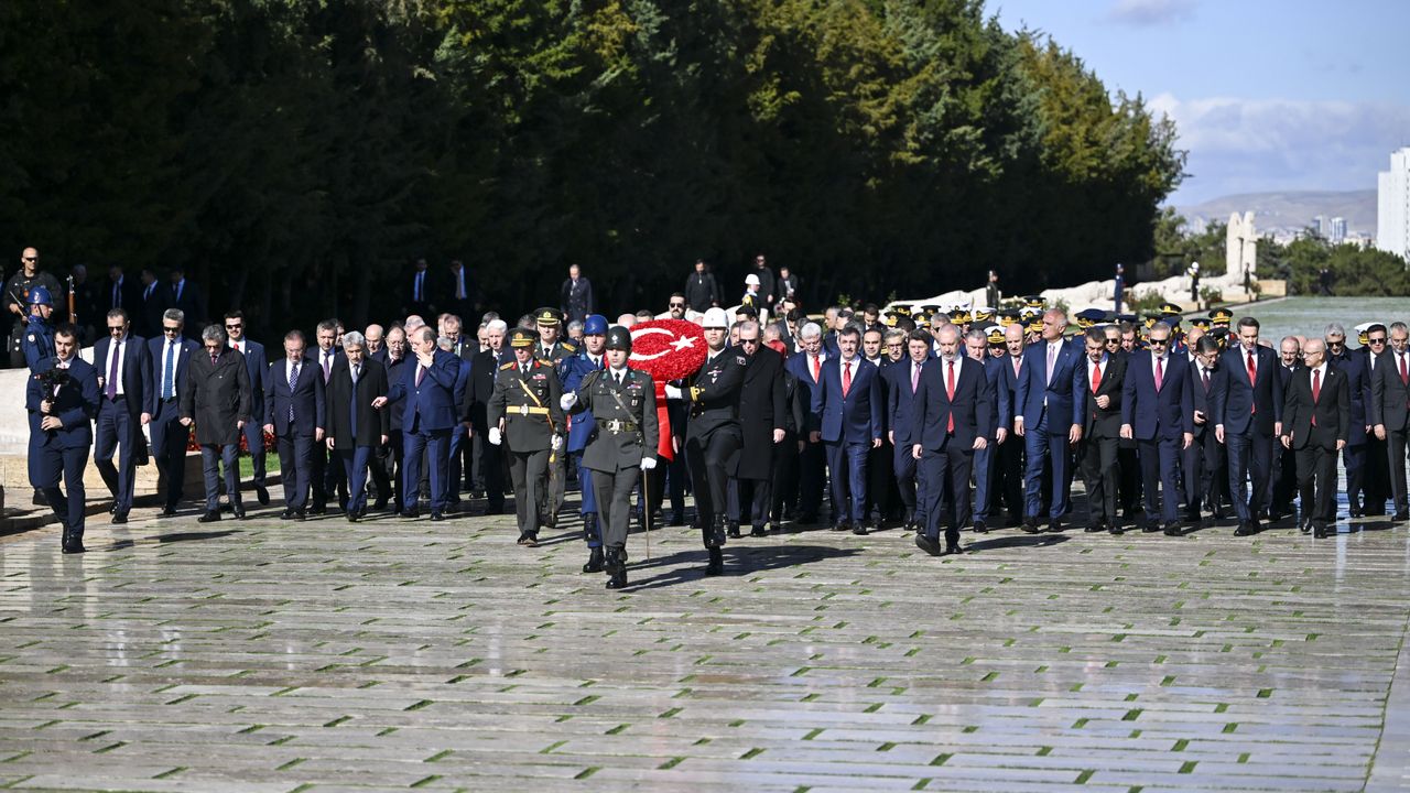 Cumhurbaşkanı Erdoğan başkanlığındaki devlet erkanı Anıtkabir'i ziyaret etti