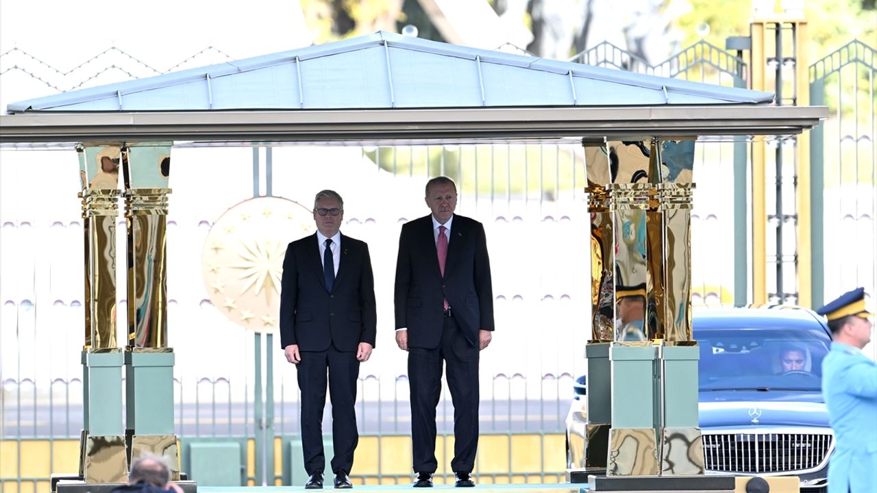 Cumhurbaşkanı Erdoğan, İngiltere Başbakanı Starmer'i resmi törenle karşıladı