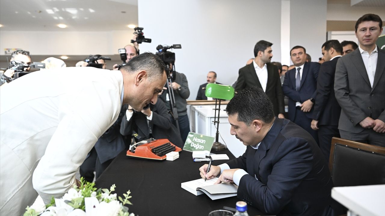 Cumhurbaşkanlığı Özel Kalem Müdürü Doğan, 22. Ankara Kitap Fuarı'nda kitaplarını imzaladı