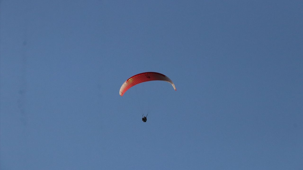Cumhuriyet Bayramı dolayısıyla efe kıyafetleriyle yamaç paraşütü yaptılar