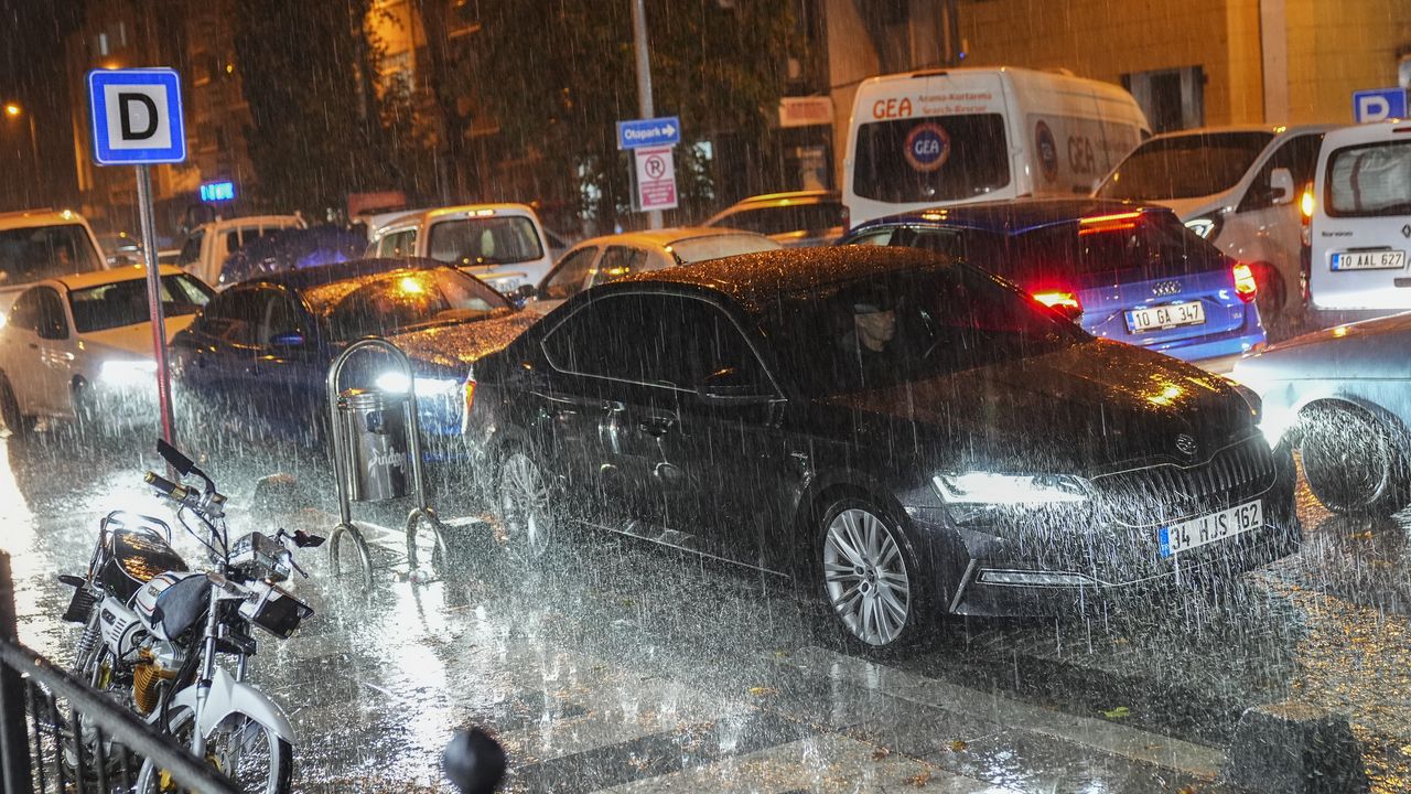 Depremin merkez üssü Sındırgı'da sağanak etkili oluyor
