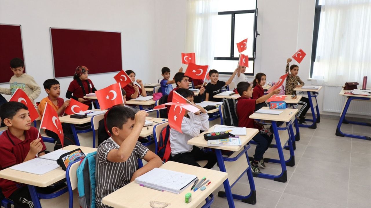 Diyarbakır'da jandarmadan kırsal bölgede yaşayan çocuklara 'Cumhuriyet Bayramı' sürprizi