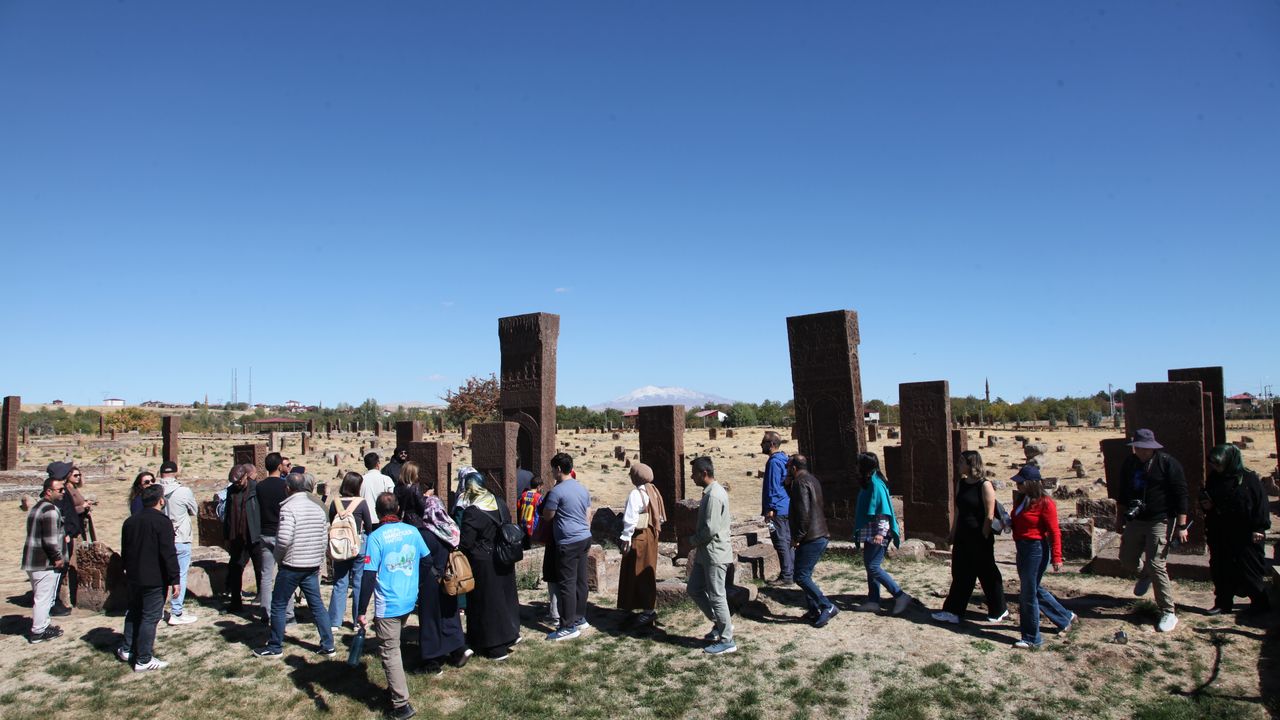 Doğaseverler Bitlis'in Ahlat ilçesindeki tarihi ve turistik alanlarını gezdi