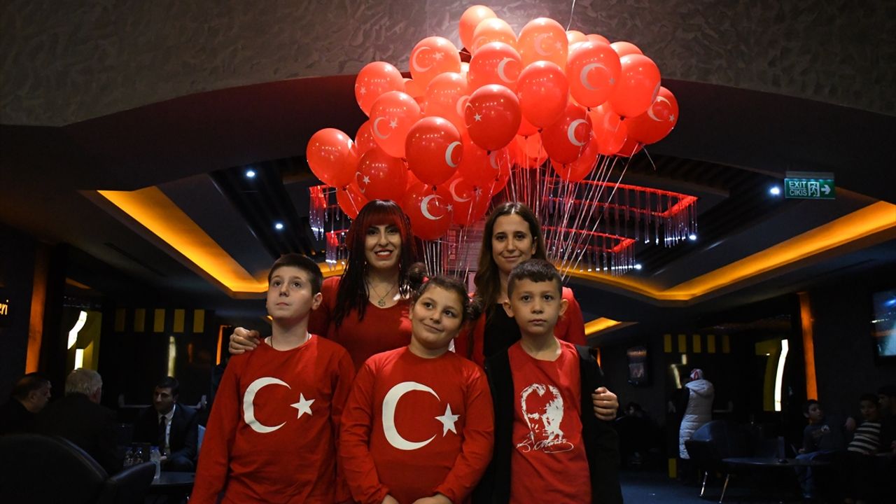 Düzce'de özel çocuklar 'Cumhuriyet balonu' uçurdu, Mustafa Kemal filmini izledi