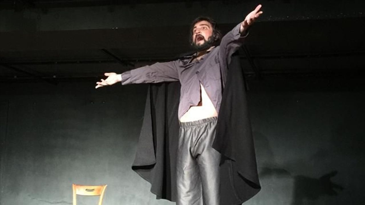 Erdem Topuz, 'Bir Delinin Hatıra Defteri' oyunuyla İstanbul'da seyirciyle buluşacak