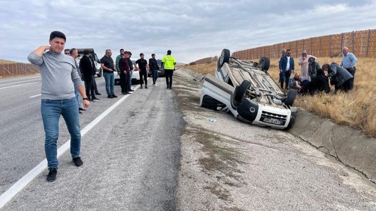 Erzincan'da takla atan hafif ticari araçtaki 4 kişi yaralandı