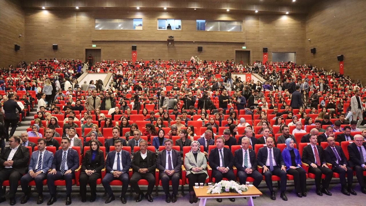 Erzincan'da valilik girişimiyle 2 bin 351 üniversite ve lise öğrencisine burs verildi