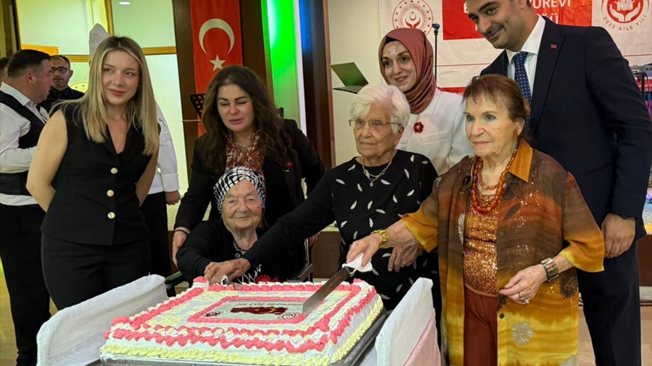 Etiler Huzurevi'nde 'Cumhuriyet Balosu' düzenlendi