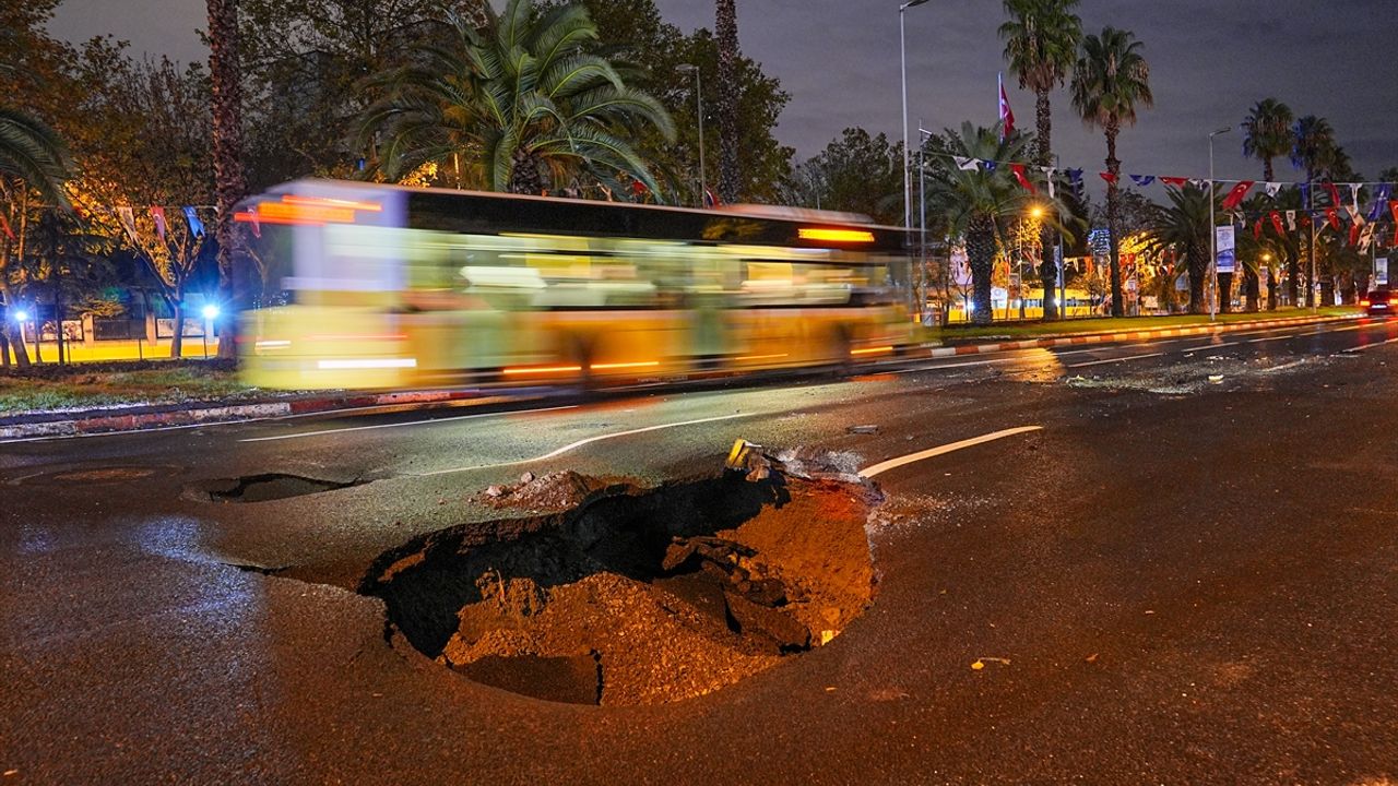 Fatih'te kuvvetli sağanak nedeniyle yol çöktü