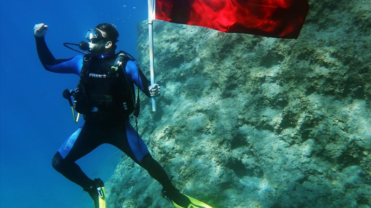 Fethiye'de Cumhuriyet Bayramı'nı su altında bayrak açarak kutladılar