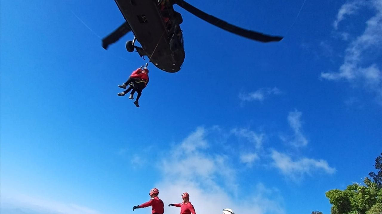 Fethiye'de kayalık alana düşen yamaç paraşütündeki 1 kişi öldü, 1 kişi yaralandı