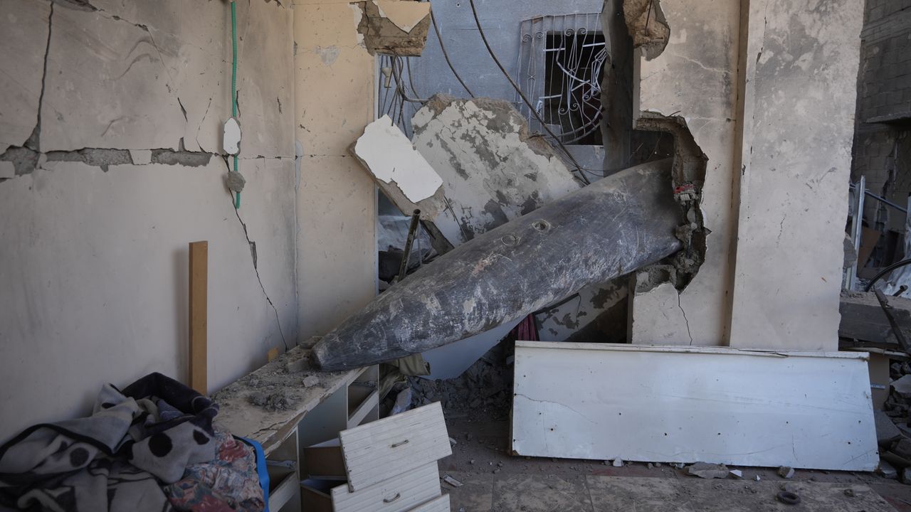 Gidecek yeri olmayan Filistinli aile evlerine düşen 'patlamaya hazır' bombayla yaşıyor