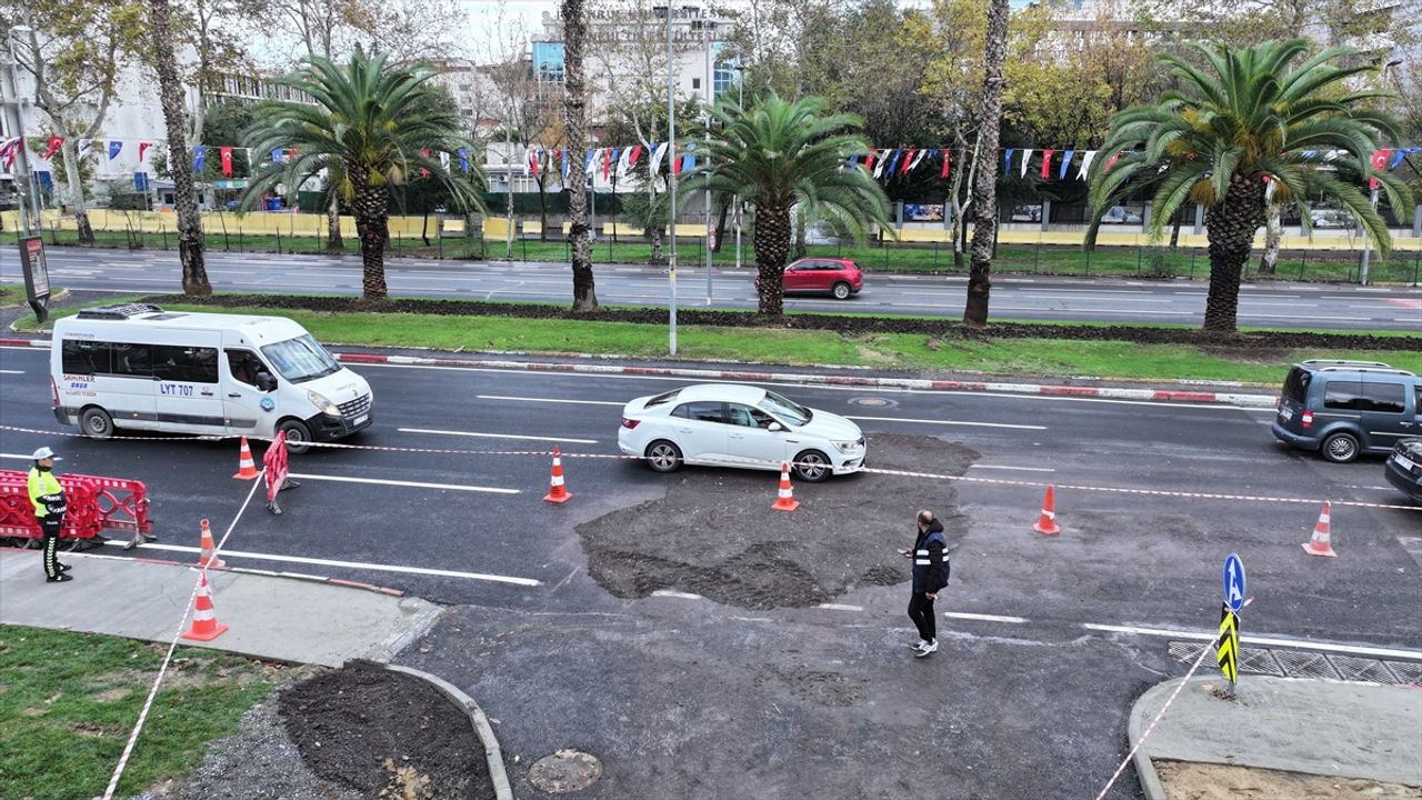 GÜNCELLEME 2 - Fatih'te kuvvetli sağanak nedeniyle yol çöktü