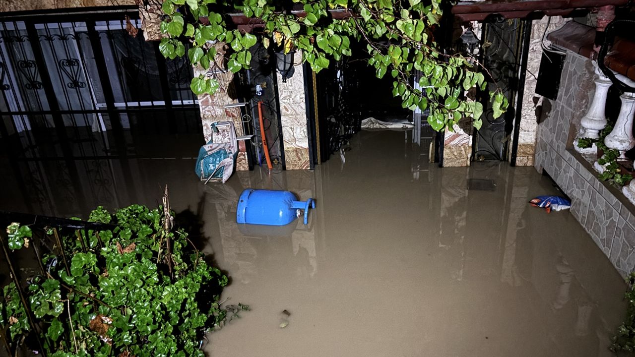 GÜNCELLEME - İzmir'in Bergama ilçesinde sağanak hayatı olumsuz etkiledi