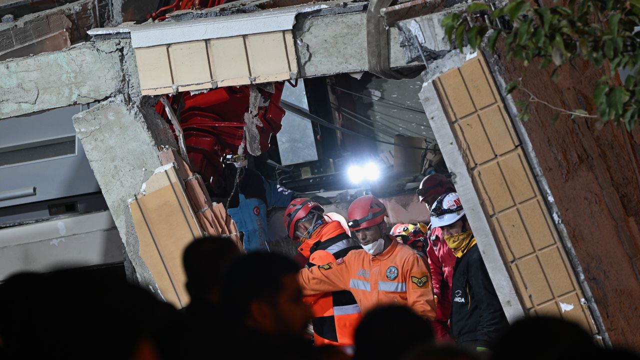 Kocaeli'de çöken binanın enkazında kalan çiftin cansız bedenlerine ulaşıldı