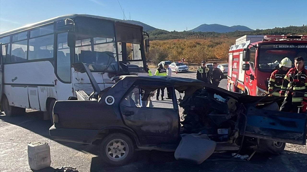 GÜNCELLEME - Mersin'de midibüs ile otomobil çarpıştı, 3 kişi öldü, 12 kişi yaralandı