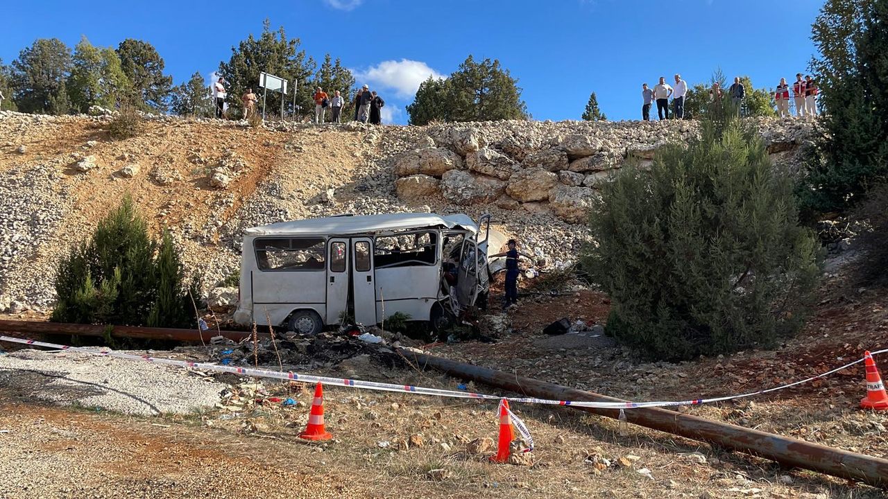 GÜNCELLEME - Mersin'de şarampole yuvarlanan işçi servisindeki 4 kişi öldü, 14 kişi yaralandı