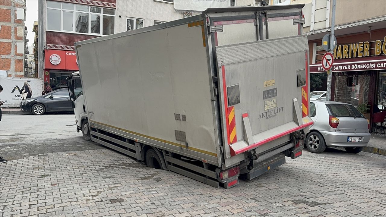 Güngören'de çöken yola arka tekerleği düşen kamyon kurtarıldı