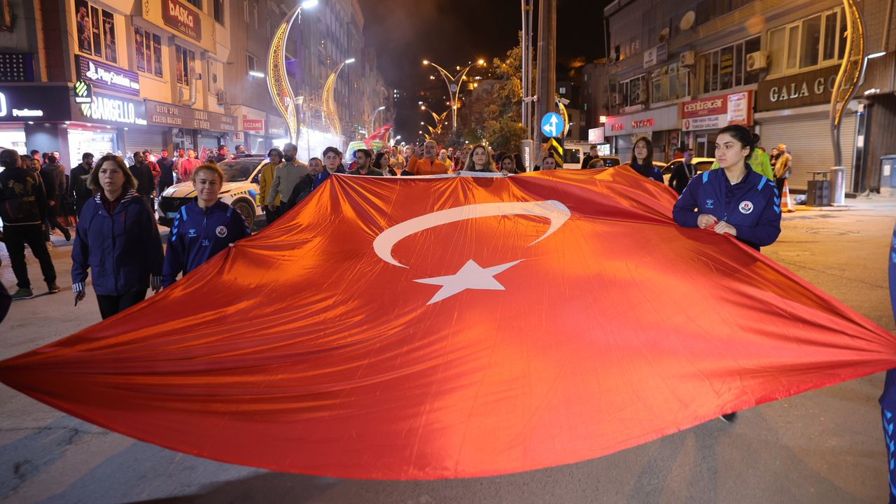 Hakkari'de Cumhuriyet Bayramı kortej yürüyüşüyle kutlandı