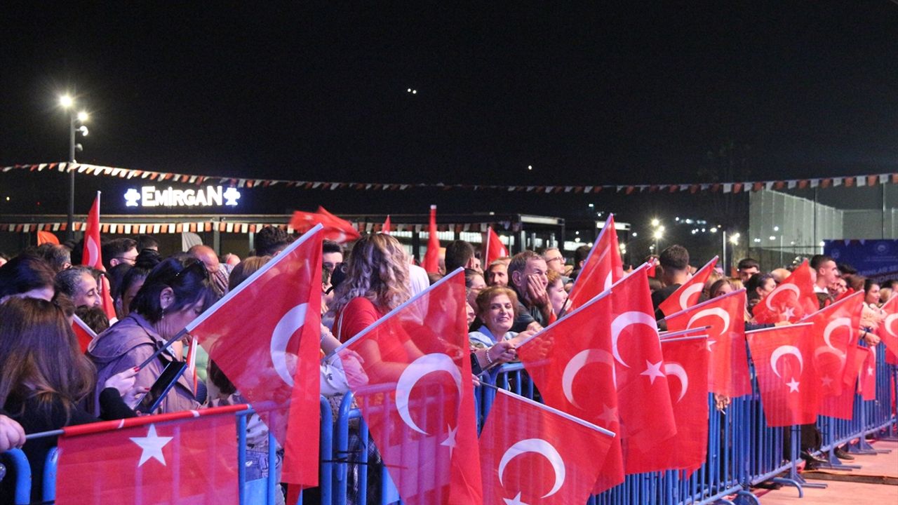 Hatay'da Antakya Medeniyetler Korosu ve şarkıcı Gökhan Akar sahne aldı