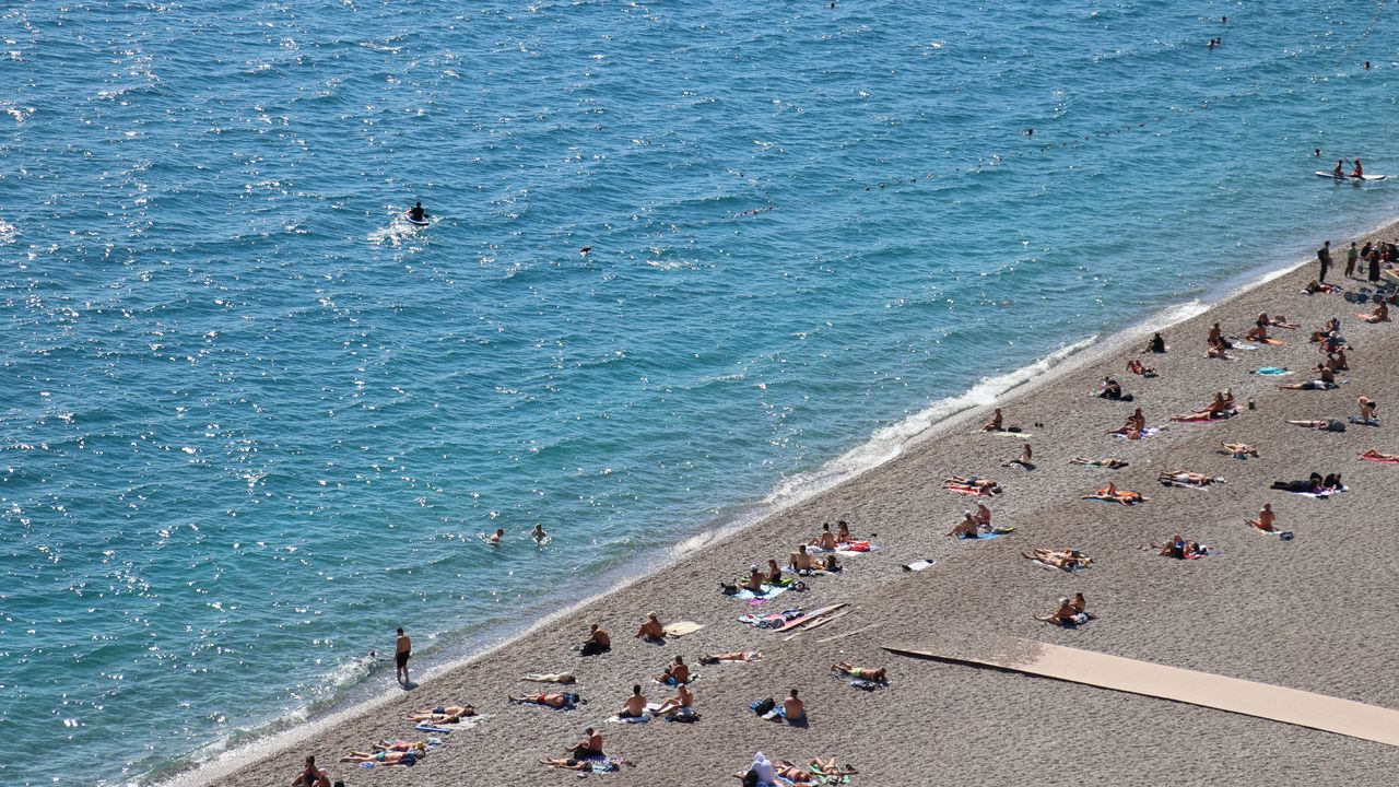 Hava sıcaklığı 28 derece ölçülen Antalya'da sahillerde hareketlilik yaşandı