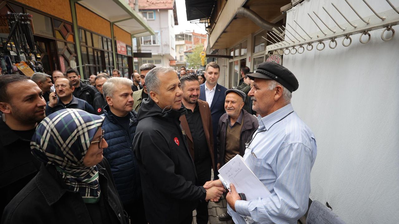 İçişleri Bakanı Ali Yerlikaya depremin merkez üssü Sındırgı'da incelemelerde bulundu