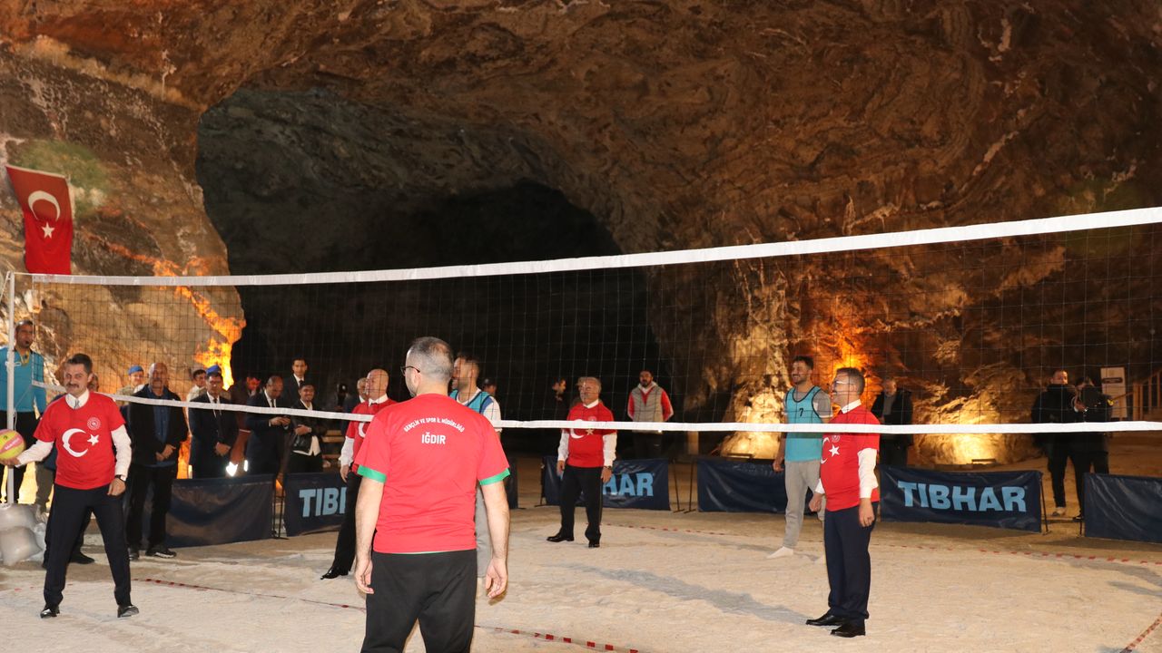 Iğdır'da yer altındaki Tuz Mağaralarında voleybol turnuvası düzenlendi