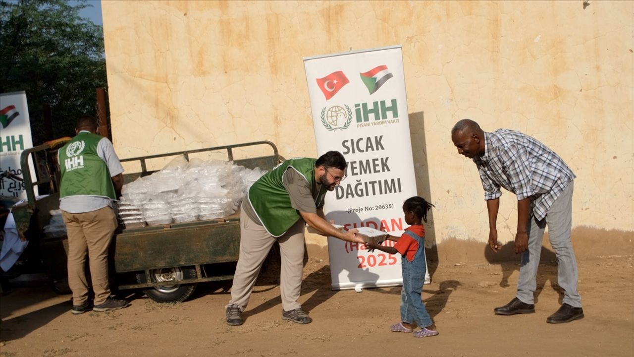 İHH'den iç savaşın yaşandığı Sudan'a 333 konteynerlik yardım