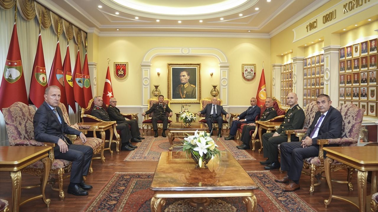 İş insanı İsmet Acar, TSK Dayanışma Vakfına 12 daire bağışladı