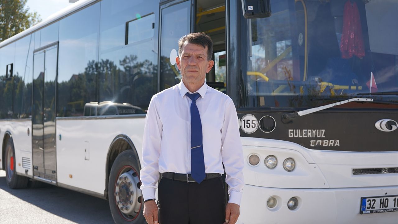 Isparta'da otobüs şoförünün yolda bulduğu yaralı köpeği veterinere ulaştırması kamerada