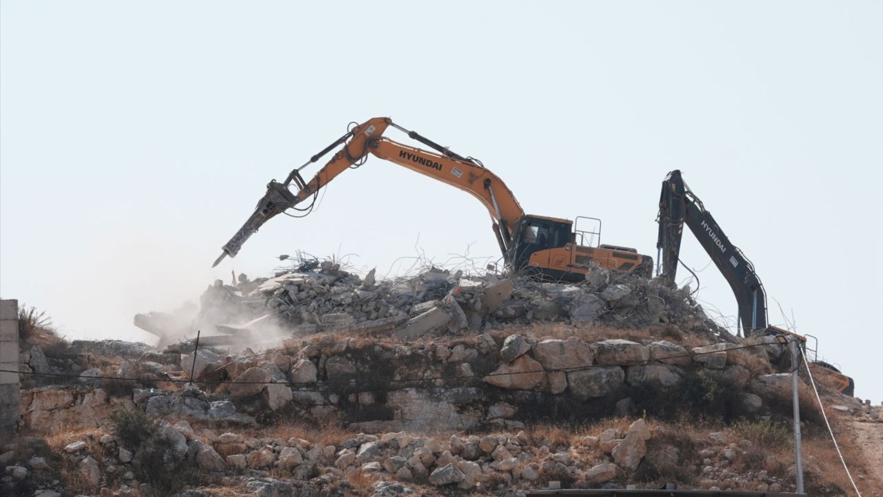 İsrail ordusu, Batı Şeria'da Filistinlilere ait iki evi yıktı