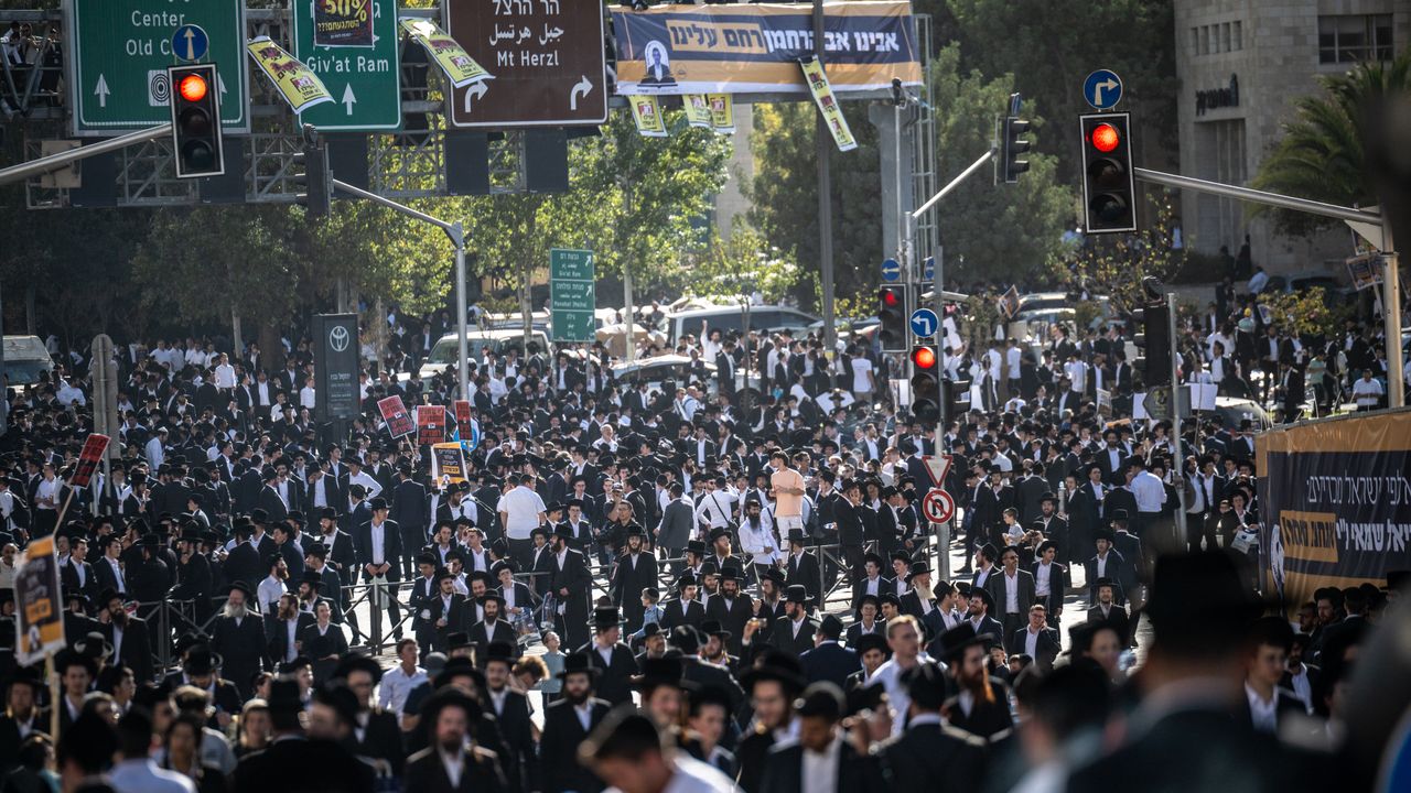 İsrail'de binlerce Ultra Ortodoks Yahudi, zorunlu askerlik karşıtı gösteri düzenliyor