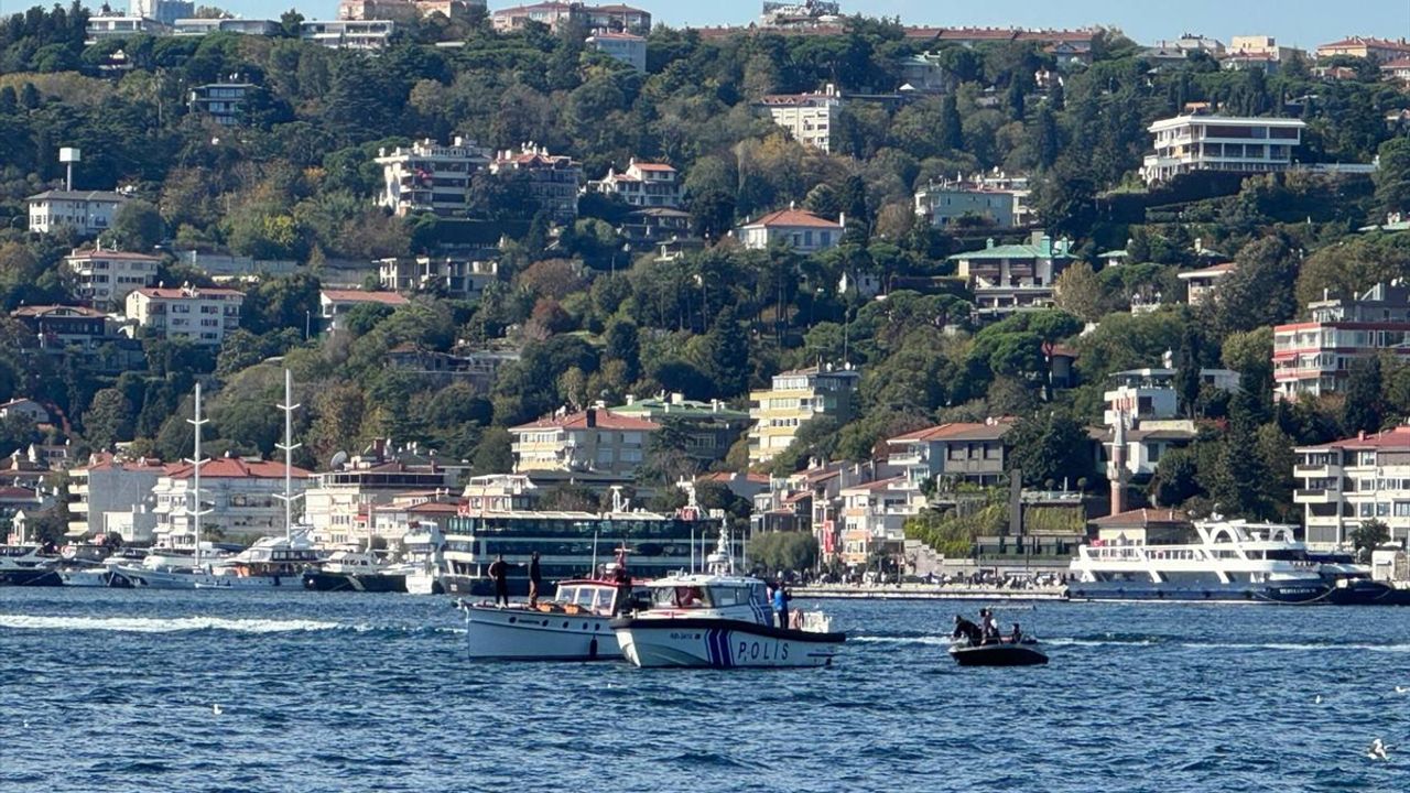 İstanbul Boğazı'nda tekneyle çarpışan kanodan suya düşen 4 kişi kurtarıldı