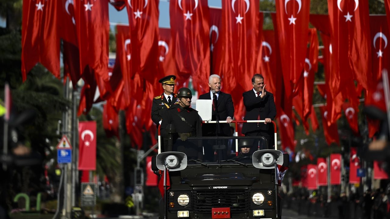 İstanbul'da Cumhuriyet'in 102. yıl dönümü dolayısıyla tören düzenlendi