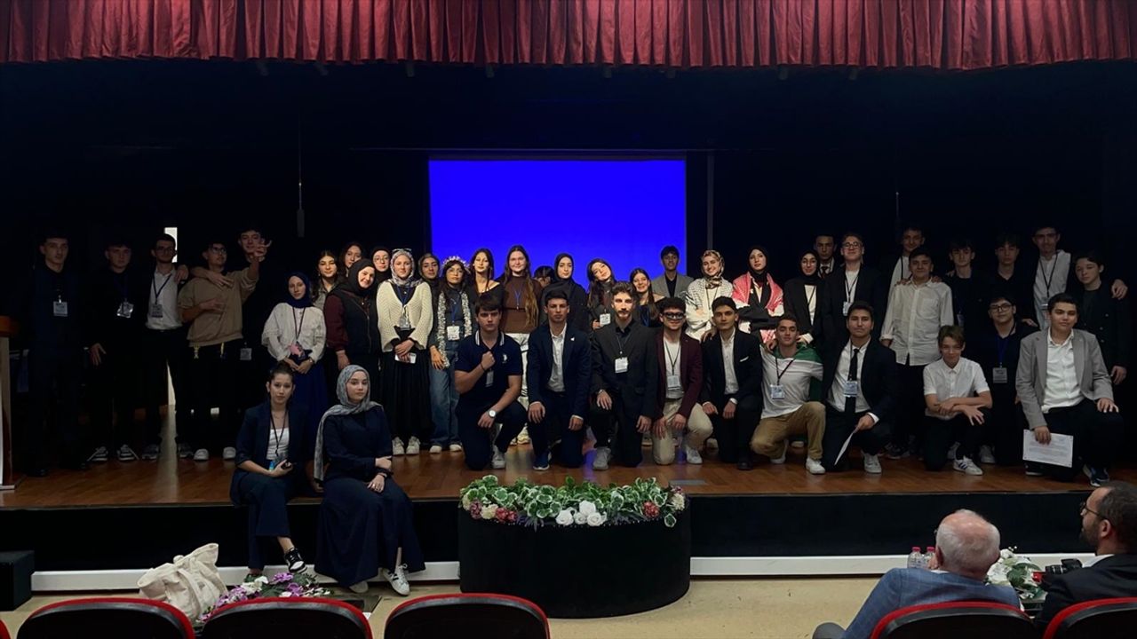 İstanbul'da lise öğrencileri, yapay zekanın geleceğini ele alan çalıştay düzenledi