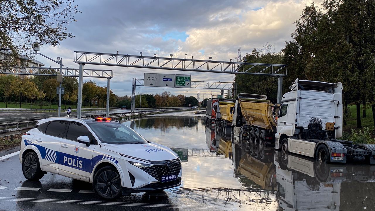 İstanbul'da sağanak nedeniyle su birikintisinin oluştuğu yollarda araçlar güçlükle ilerledi