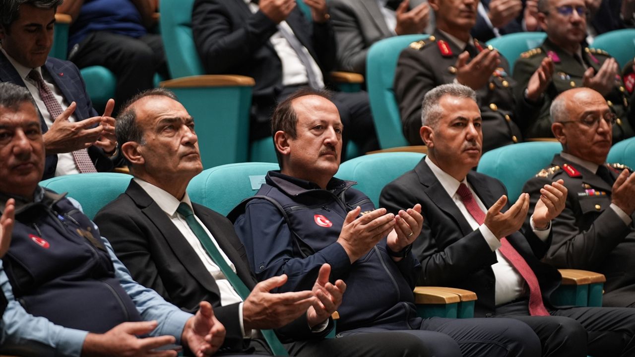 İzmir depreminde hayatını kaybedenler anıldı