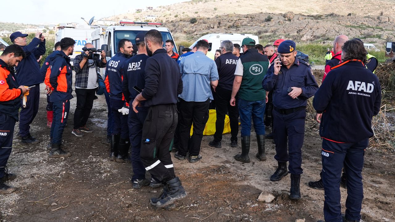 İzmir Foça'da selde kaybolan kişinin cansız bedenine ulaşıldı
