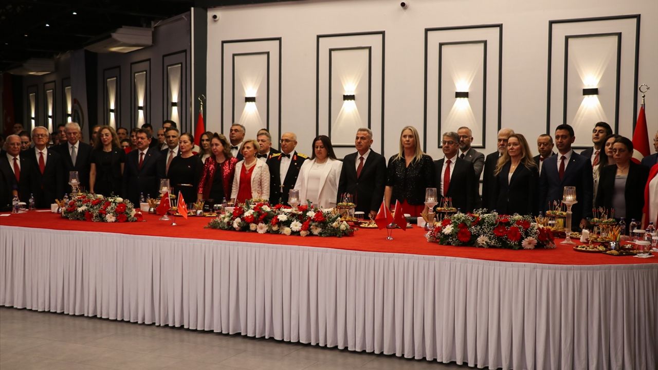 İzmir'de Cumhuriyet'in 102. yıl dönümü kutlandı