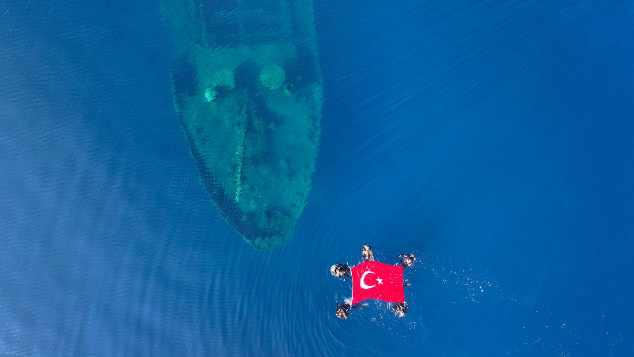 İzmir'de deniz polisleri 29 Ekim'i su altında bayrak açarak kutladı