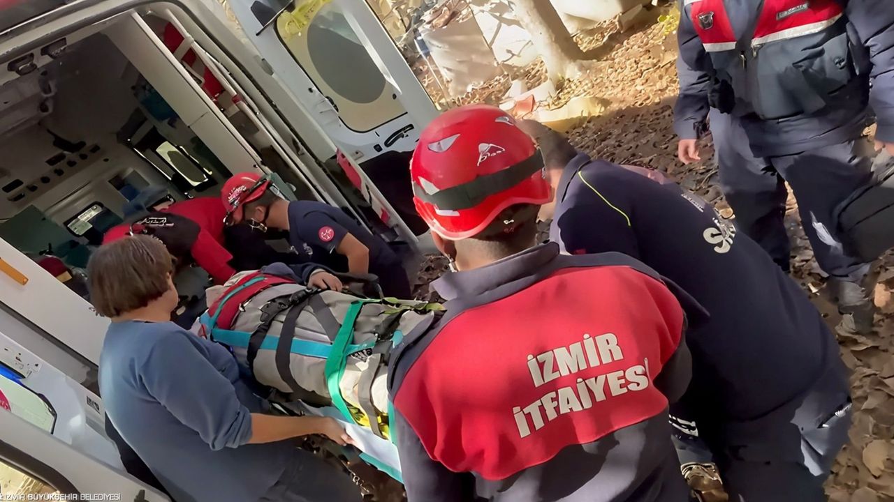 İzmir'de kuyuya düşen kişiyi itfaiye kurtardı