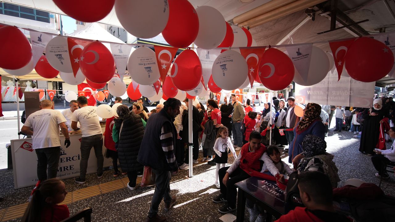 İzmirli dönerci, 29 Ekim'de ikramlarıyla çocukları sevindirdi