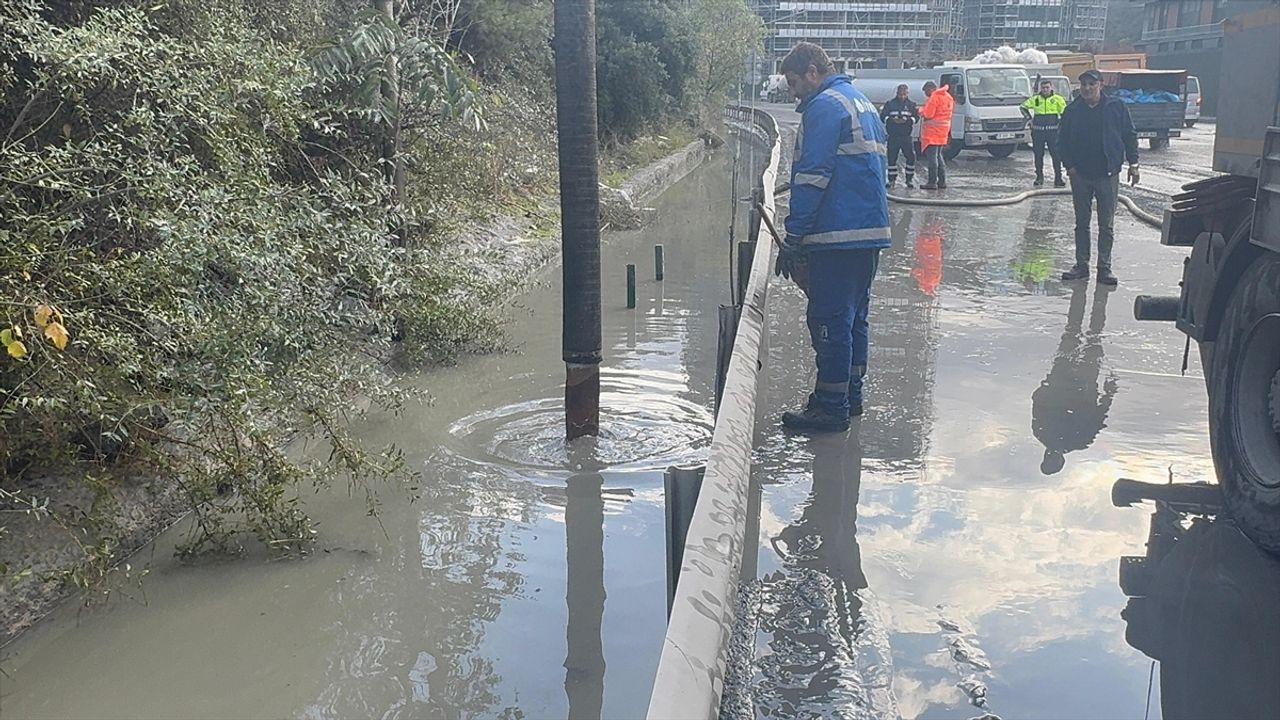Kağıthane'de sağanak nedeniyle su biriken yolda araçlar güçlükle ilerledi