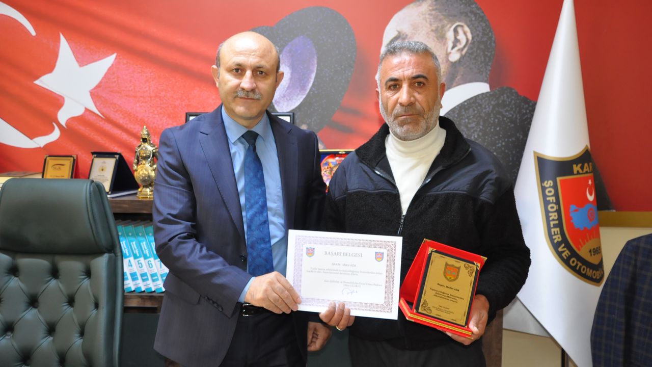 Kars'ta rahatsızlanan yolcuyu hastaneye yetiştiren şoföre teşekkür plaketi verildi